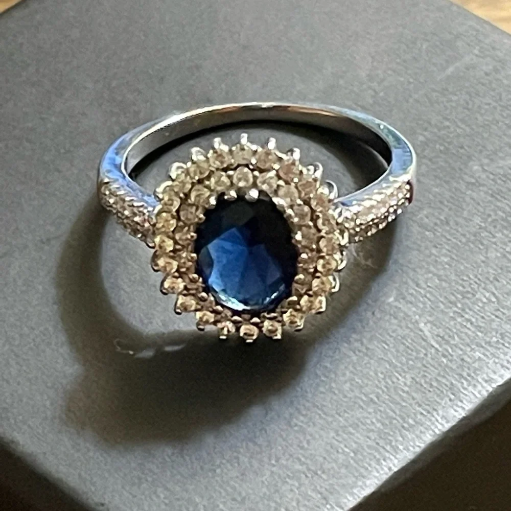 WOMENS RING - Picture 2 of 2